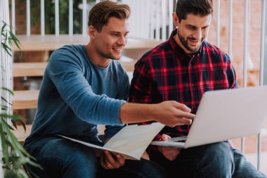 Şık tasarımcılar dizüstü projelerinde izliyor