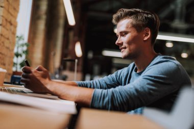 Arkadaş grubu kastamonuda genç adam iyi bir ruh hali içinde olduğunu