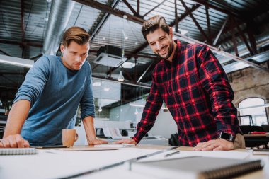 İki en iyi öğrencileri ofisindeki Mimarlık Fakültesi