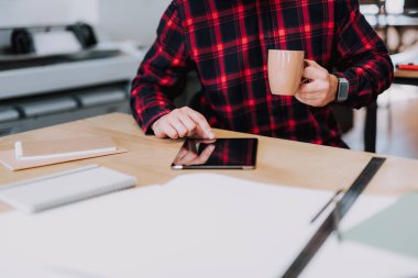 Seçici odak bir adam tarafından kullanılan bir tablet