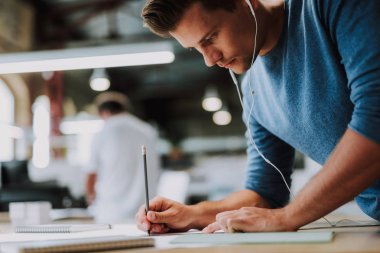 Genç tasarımcı çalışma onun çizim üzerinde konsantre