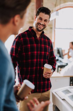 Onun meslektaşı ile konuşan neşeli genç adam