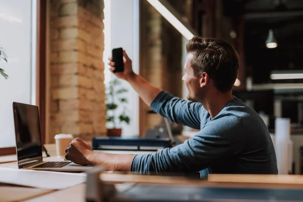 Männlicher Student arbeitet im Coworking Space — Stockfoto