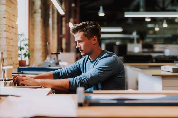 Perspektivdesigner konzentriert sich auf die Arbeit am Laptop — Stockfoto