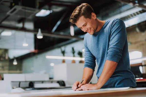 Alegre diseñador masculino estar involucrado en el dibujo — Foto de Stock