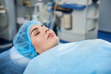 Huzurlu kadın ameliyat için hazırlanırken gözlerini kapatma