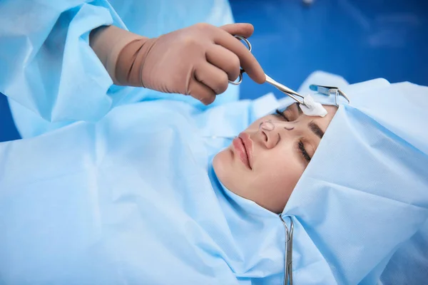 Крупним планом шматок вати, розміщеної на лобі пацієнта — стокове фото