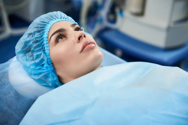 Paciente calmo olhando para cima e esperando a cirurgia — Fotografia de Stock