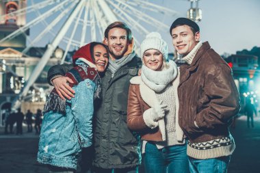 Neşeli genç yoldaşlar birlikte eğleniyor açık