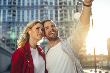 Bel kadar mutlu gülen çift portresi