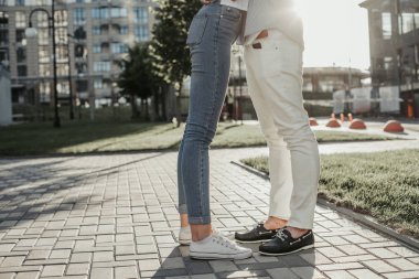 Birbirlerine yakın ayakta açık havada çift