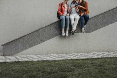 Bir grup genç insan Smartphone'da yazarak