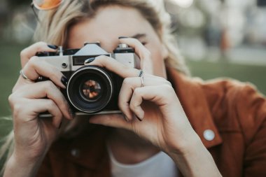 Kadın elinde fotoğraf makinesinin yakın çekim