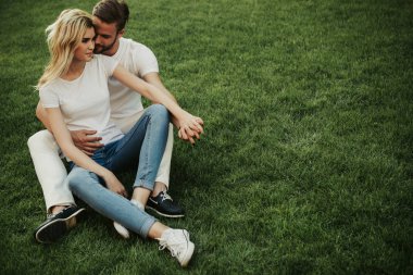 Neşeli genç çift birbirleri ile meşgul