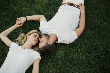 Çimenlerin üzerinde bulma kız arkadaşıyla sakin adam