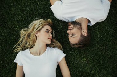 İçtenlikle birbirlerine çift çimen üzerinde bakarak