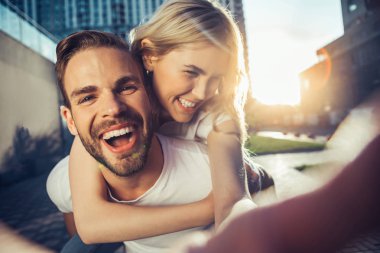 Gülümseme ile ileriye baktığımızda komik bakarak çifti