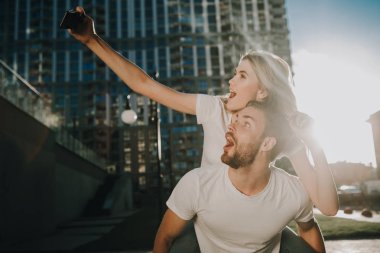 Selfie birlikte dışarıda eğlenirken yapma