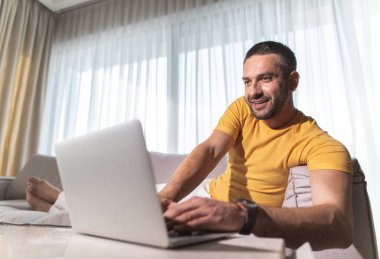 Kastamonuda bir laptop mutlu adamdır