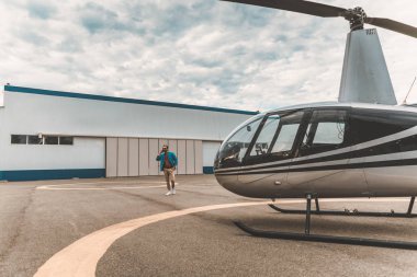Helikopter platformu üzerinde yürüyen rahat adam az ve öz görüntü