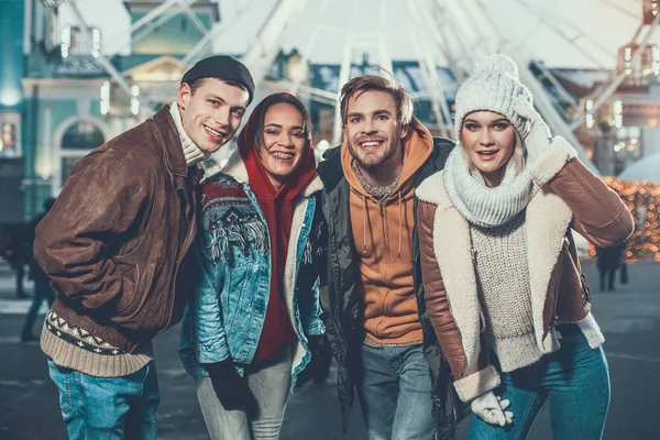 Des hommes et des femmes joyeux marchant dans la rue — Photo