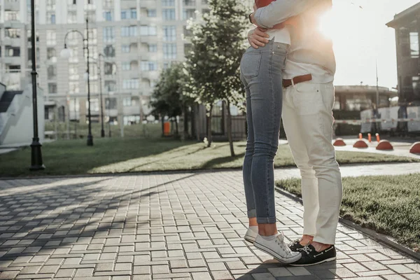 Jeune homme et femme serrant étroitement à l'extérieur — Photo