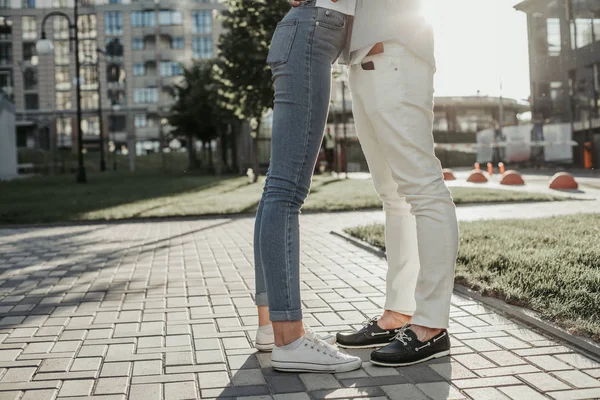 Pareja de pie cerca el uno del otro al aire libre — Foto de Stock