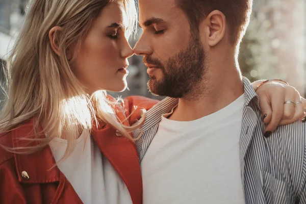 Jonge kalm tweetal knuffelen verliefdheid — Stockfoto