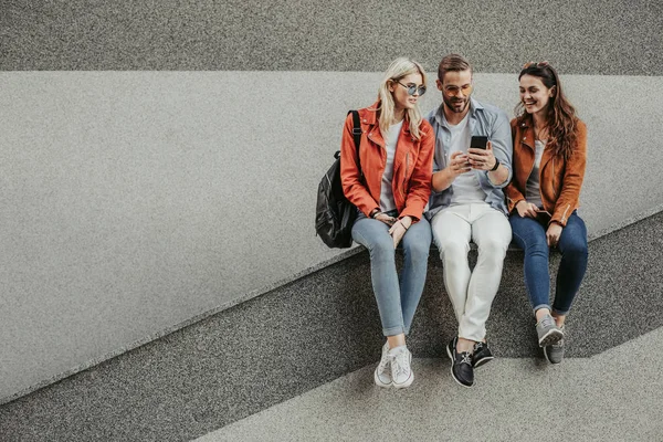 Jeunes intéressés regardant un écran pratique — Photo