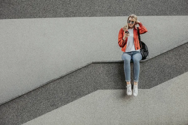 Mujer joven interesada activamente utilizando el teléfono inteligente moderno —  Fotos de Stock