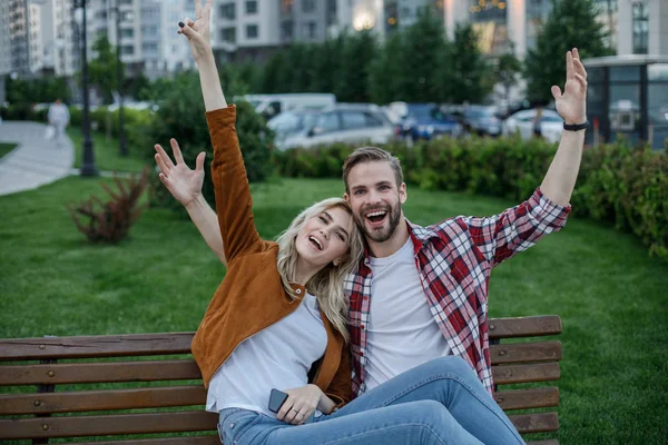 Feliz rindo casal passar tempo juntos ao ar livre — Fotografia de Stock