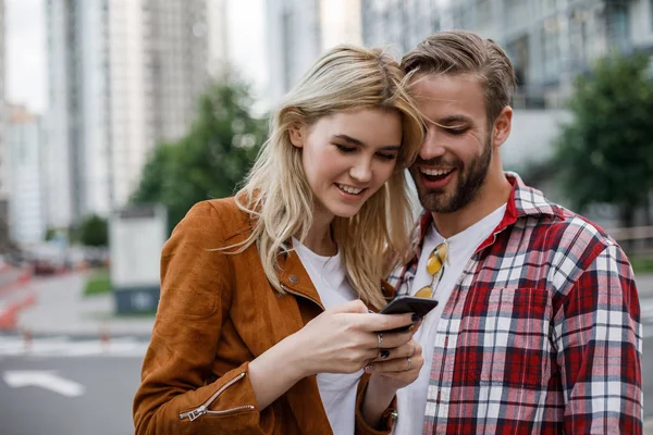 Happy leende par använda moderna smartphone tillsammans — Stockfoto