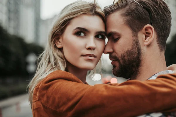 Attente vrouw geknuffeld door mens in liefde — Stockfoto