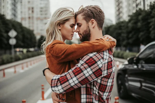 Serrés jeunes couples étreignant dans la rue en ville — Photo