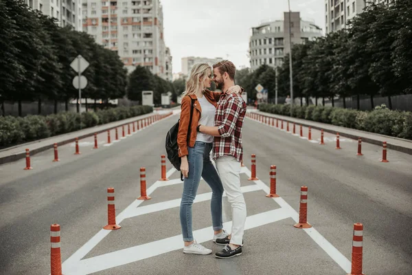 Glücklicher Mann umarmt seine geliebte Frau auf der Straße — Stockfoto