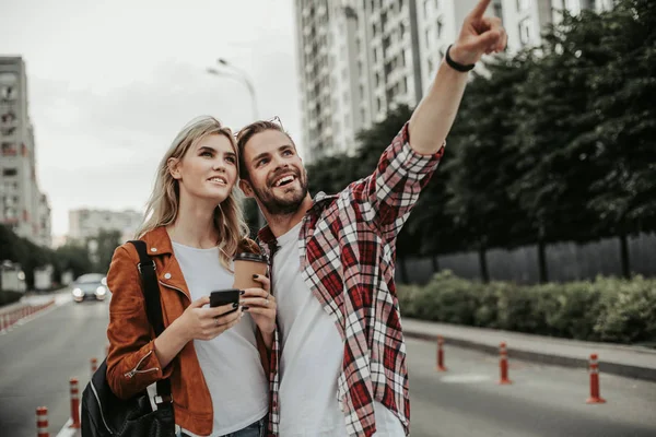 Radostné mladých lidí v lásce, stojící na ulici — Stock fotografie