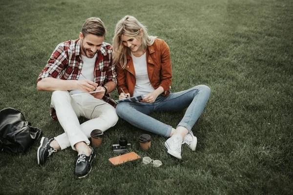 Feliz casal sorrindo localizando ao ar livre para lição de pintura — Fotografia de Stock