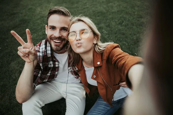 Lustige niedliche zwei verbringen Zeit zusammen draußen — Stockfoto