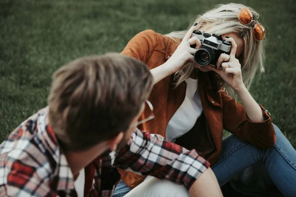 Par att göra foton utanför på grön gräsmatta — Stockfoto