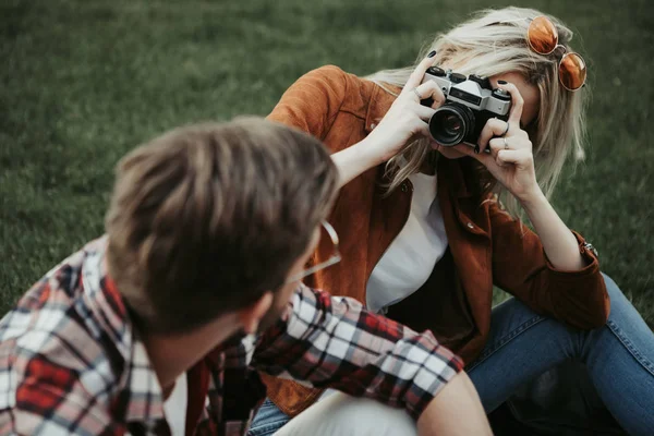 Çift fotoğrafları dışında yeşil çimenlerin üzerinde yapma — Stok fotoğraf