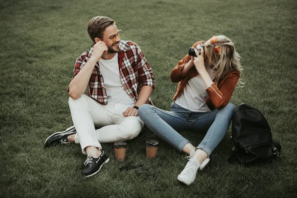 Joyeux jeune couple passer du temps en plein air ensemble — Photo