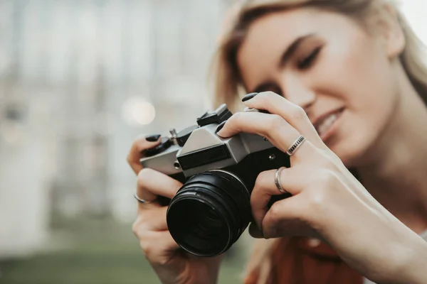Detailní záběr z kamery v rukou mladé ženy — Stock fotografie