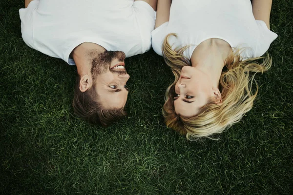 Hombre guapo alegre mirando a la novia con sonrisa — Foto de Stock