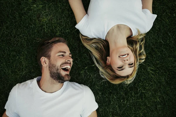 Hilarious śmiejąc się pary na zielonej trawie — Zdjęcie stockowe