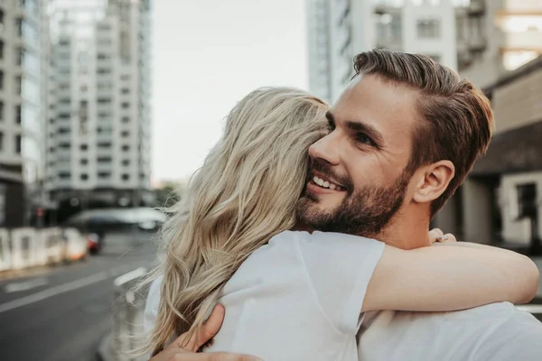 Glücklich lächelnde männliche Person, die geliebte Frau umarmt — Stockfoto