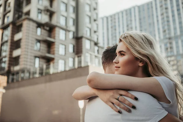 Rustige meid haar mannelijke partner knuffelen — Stockfoto