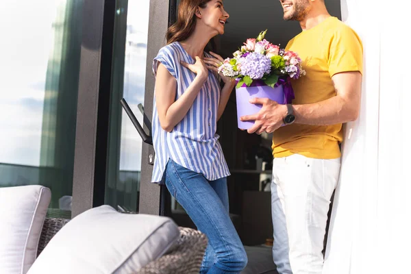 Heureuse belle femme prend bouquet délicieux — Photo