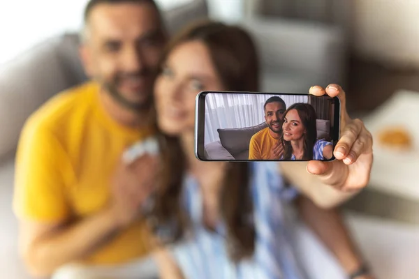 Νεαρό ζευγάρι στην αγάπη κάνει selfie στο τηλέφωνο — Φωτογραφία Αρχείου