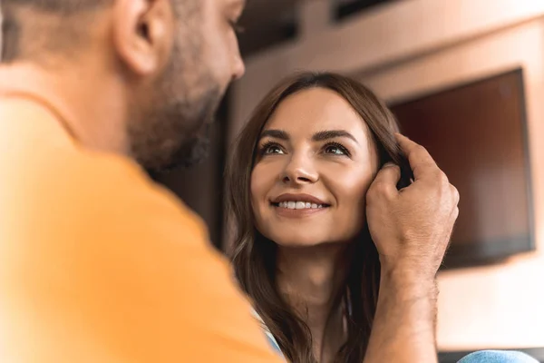 Cinta manusia lembut menyentuh rambut pacarnya — Stok Foto