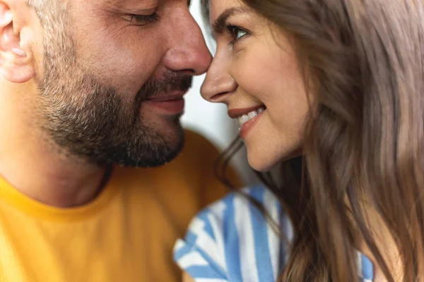 Mooie jong koppel maakt foto voor liefdesverhaal — Stockfoto